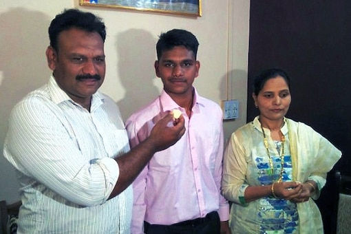 Karnataka Class 10 state board topper Mohammad Kaif Mulla (C) with his parents.