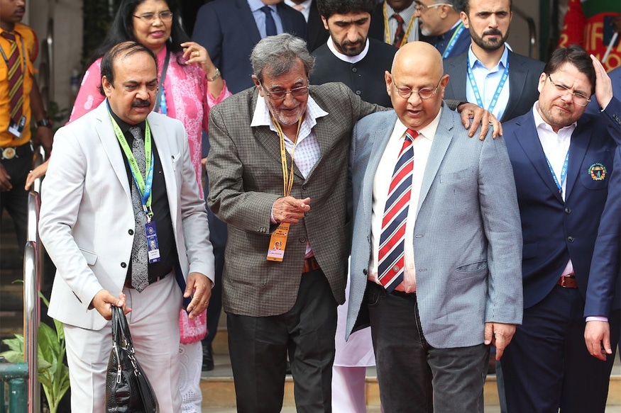 Former India all-rounder Salim Durani, who was born in Kabul, along with BCCI secretary Amitabh Choudhary ahead of India-Afghanistan Test. (Twitter/BCCI)