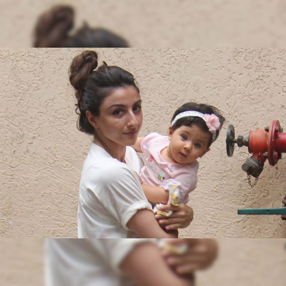 Soha Ali Khan Visits Father Mansoor Ali Khan Pataudi S Grave With Daughter Inaya Says Wish You Were Here