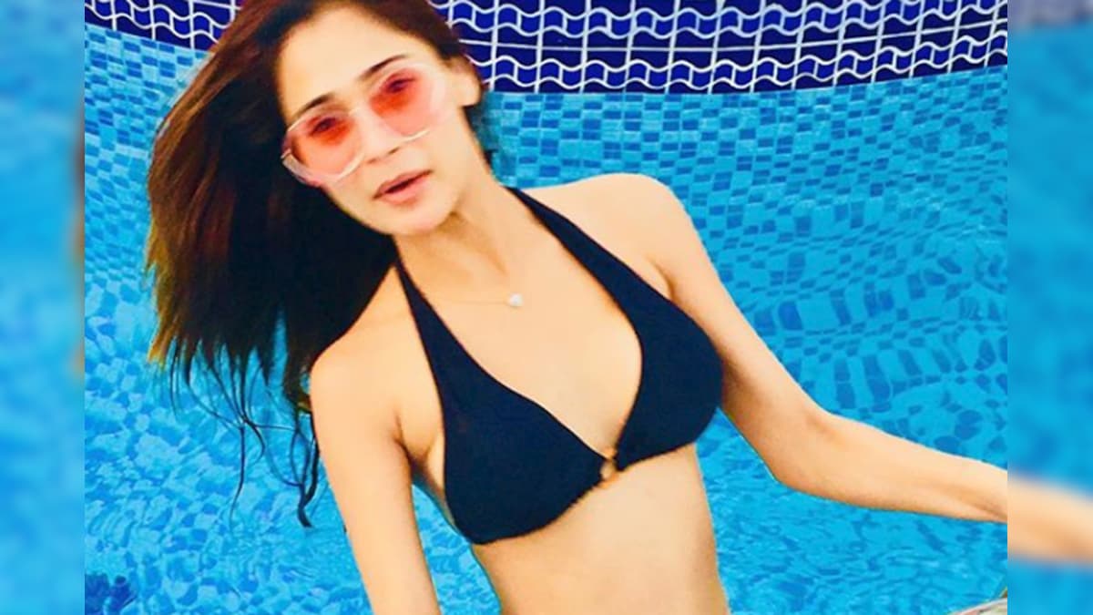 Sara Khan Justifies Her Bathtub Video, Says Sister Ayra Was Drunk When She  Accidentally Shared It - News18