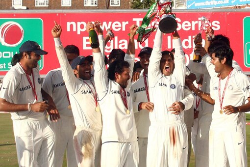 Indian captain Rahul Dravid (2ndR) lifts the trophy as the Indian team celebrates on the podium after  winning the three test series 1-0,  (AFP)