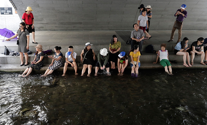 People Beat The Heat in Style as Heat Wave Break Records in Japan & S