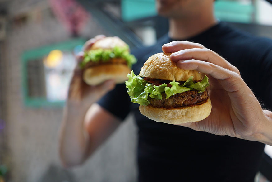 You Eat Standing Up- Instead of casual munching just for the sake of munching, sit down peacefully and indulge in a healthy plate of good food which will help you keep a track of what you eat and how many calories you consume.