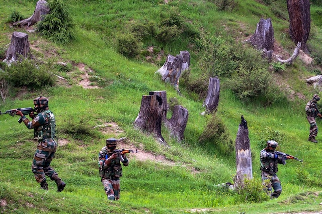 Army personnel take positions during an encounter with the militants in Kashmir (Image for representation: PTI)