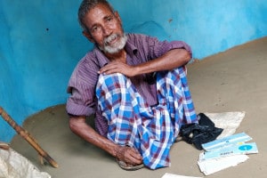 Ramvriksh-Malhar-of-Itkhori-is-often-seen-pleading-passersby-for-food.-His-pension-and-ration-has-been-stopped-for-over-a-year