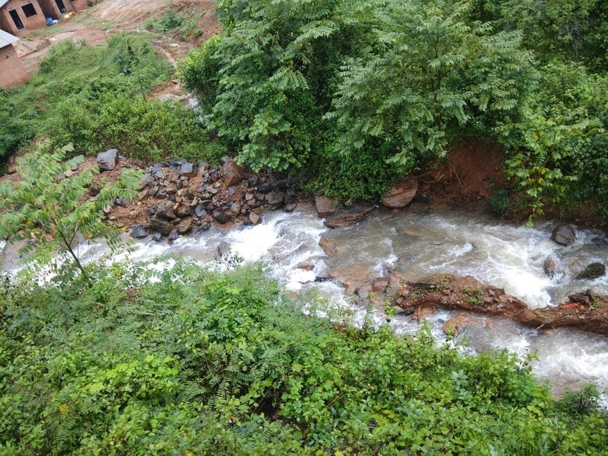 The river Sharavathi jumps into a deep rocky valley of 900 feet at Jog Falls. (Image: DP Satish and Ashok Hegde)