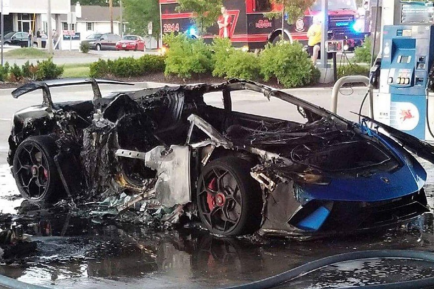 Lamborghini Huracan Performante worth Rs 4 Crore Catches Fire at Petrol  Pump, Completely Destroyed [Video]