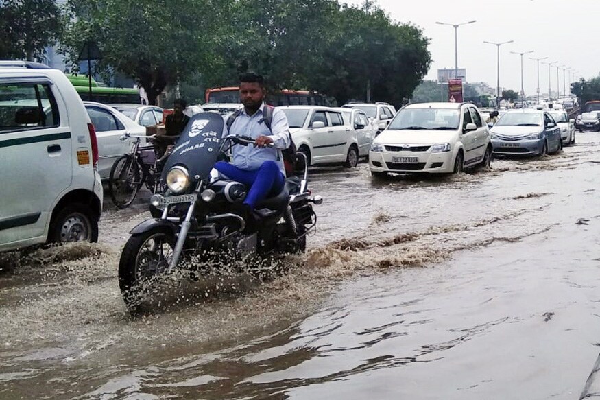 Heavy Rains Cripple Traffic In Delhi NCR - News18