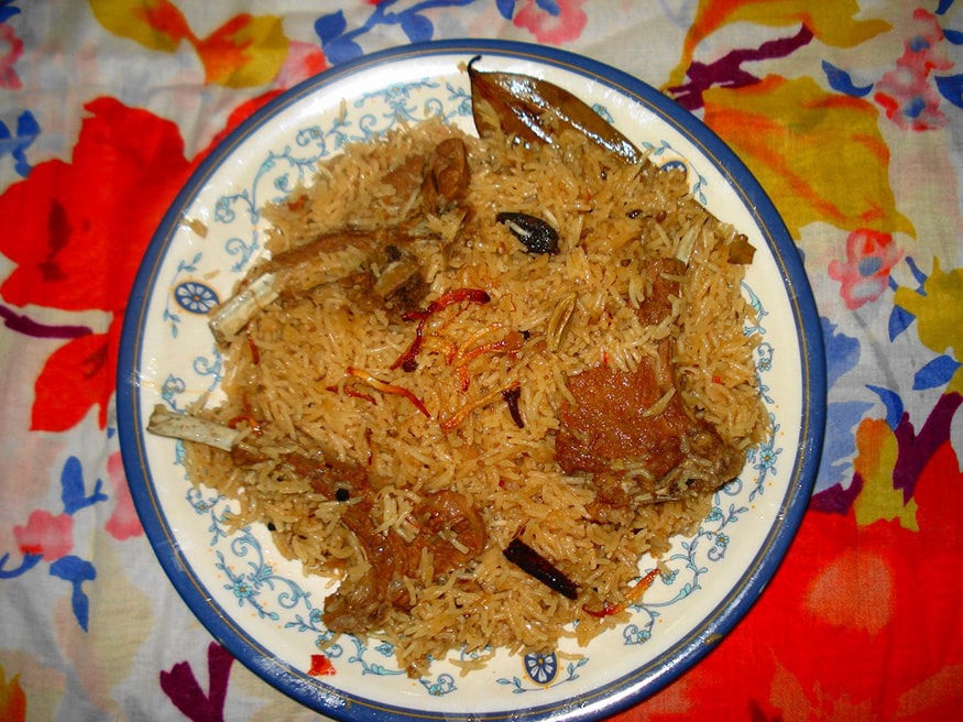 Sindhi Biryani: The flavour pours down the taste of Sindh. Mutton is marinade overnight and then added to a thick curry of sautéed onions, tomatoes and other authentic spices. It is then added to al-dente basmati rice and garnished with fried onion rings, nuts, fresh mint, coriander, green chillies to create a lip-smacking dish. A Gujarati version of Sindhi Biryani is the Memoni Biryani, which is quite similar to Sindhi Biryani, however, the preparation uses fewer tomatoes as compared to the former.