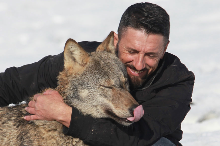 Incredible Friendship Between Humans & Animals - In Pics Incredible Friendship Between Humans & Animals - In Pics
