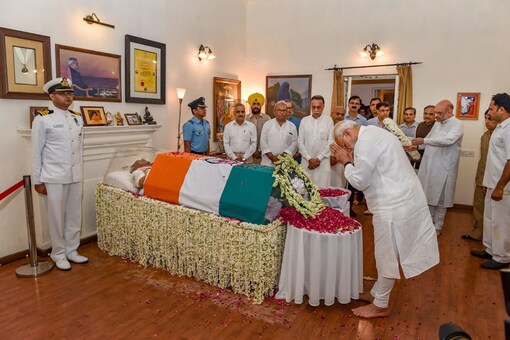 Modi Pays Last Respects to Atal Bihari Vajpayee at His Residence, Says Lost a Father Figure| Live Updates