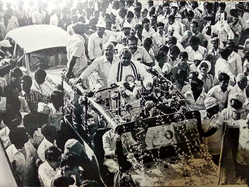  Atal Bihari Vajpayee and his Personal Secretary Shivkumar during a rally. (Image: Special Arrangement)