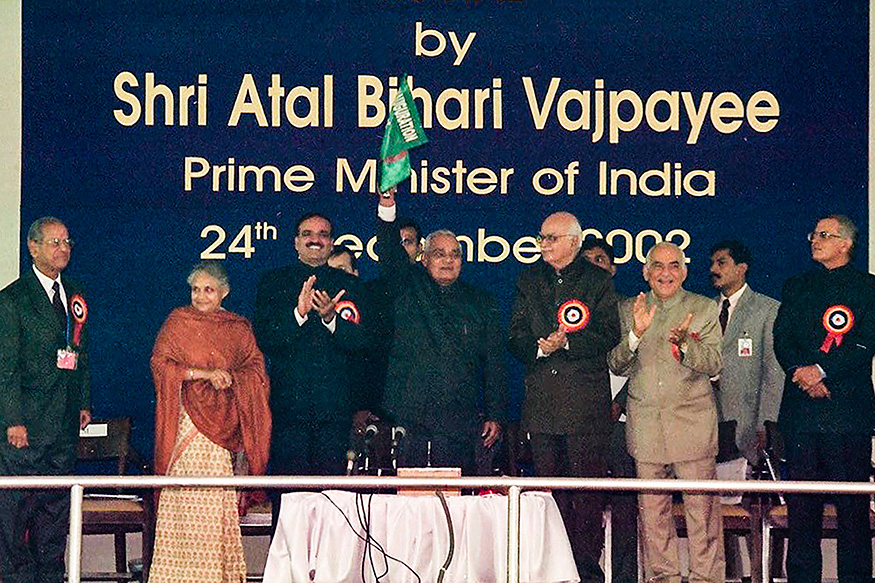  Atal Bihari Vajpayee is seen flagging off the first-ever corridor of Delhi Metro, in New Delhi. (Image: PTI)