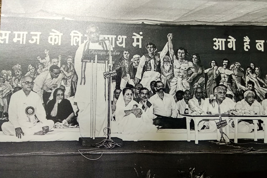  A rare picture of Atal Bihari Vajpayee addressing the party supporters. Sikander Bakht and Vijaya Raje Scindia are seen along with other prominent politicians at the stage. (Image: Special Arrangement)