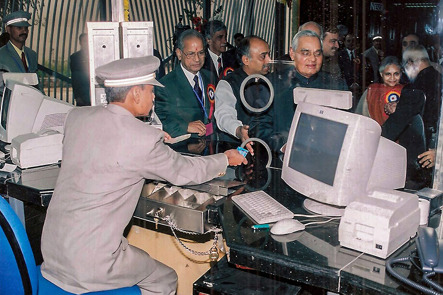  Atal Bihari Vajpayee is seen buying a smart card on the inauguration day of the first-ever corridor of Delhi Metro, in New Delhi. (Image: PTI)