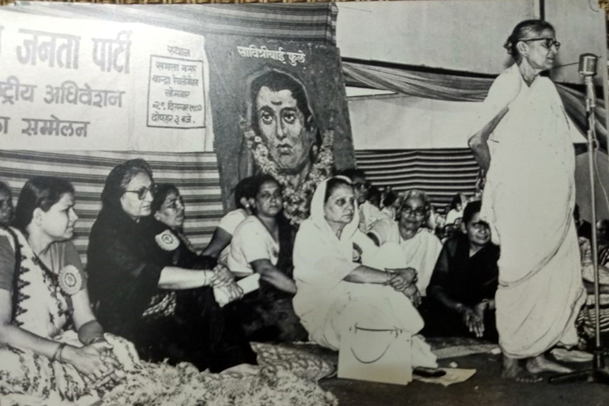  Vijaya Raje Scindia is seen with other BJP party workers at Vajpayee's rally.  (Image: Special Arrangement)