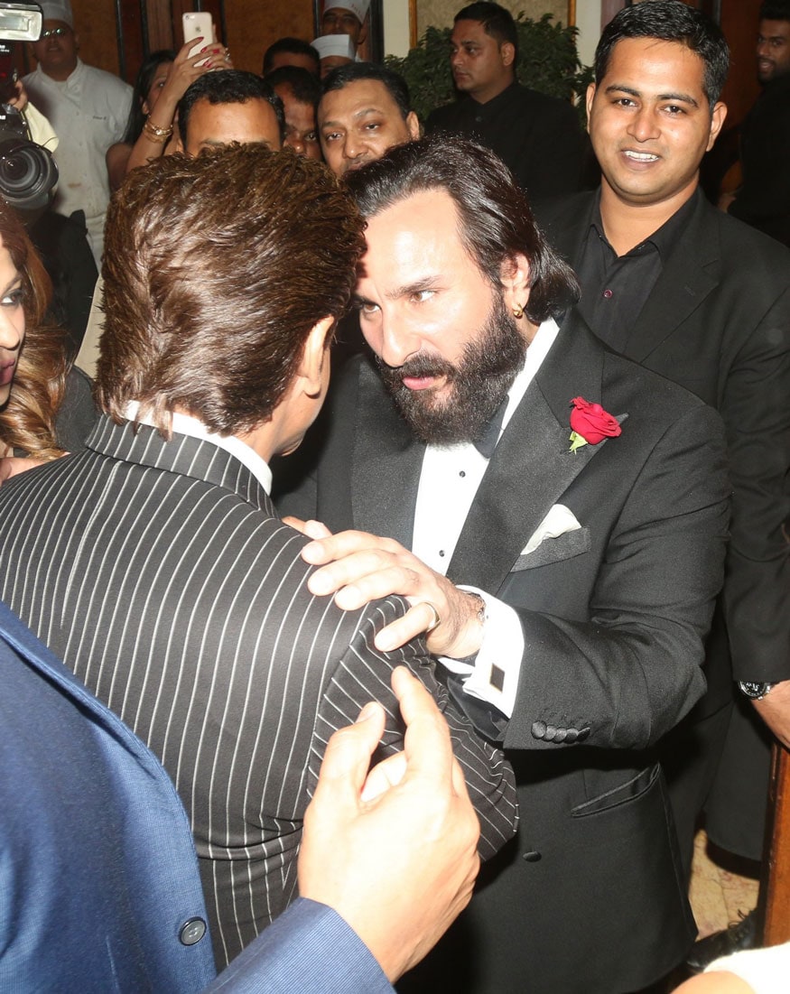 Pics Shah Rukh Khan Saif Ali Khan Bonhomie Delight Fans News18 