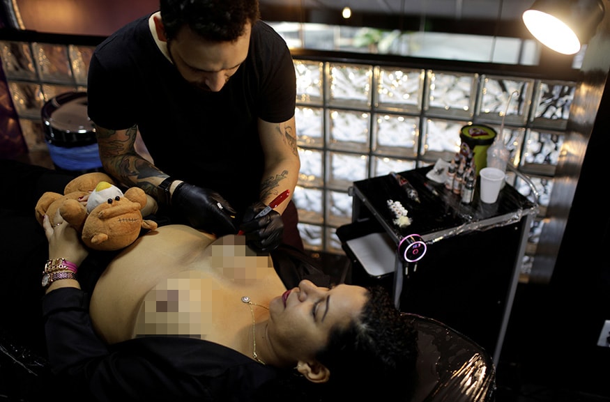 Tattoo Artist Inks Breast Cancer Survivors To Regain Confidence Tattoo Artist Inks Breast Cancer Survivors To Regain Confidence