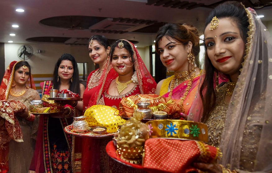 Indian young woman looking through sieve during karwa chauth Stock Photo -  Alamy