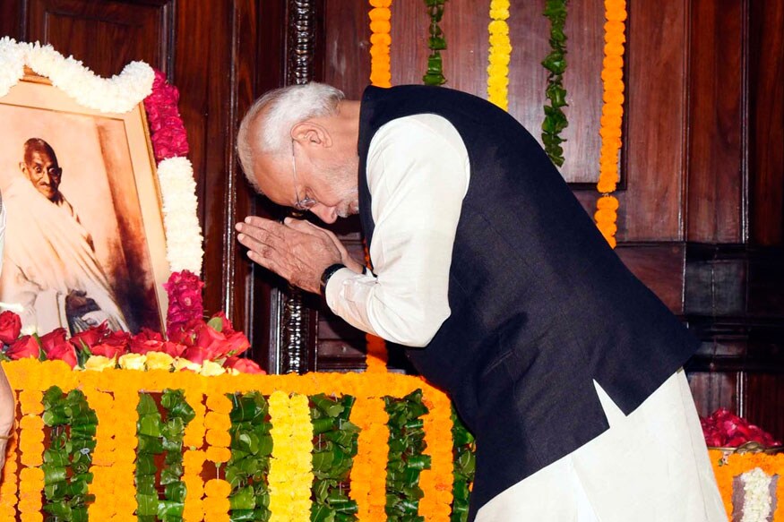 'Ahimsa' Has Power to Unite Humanity When Terrorism is Busy Dividing It, Says PM Modi in Tribute to Mahatma Gandhi