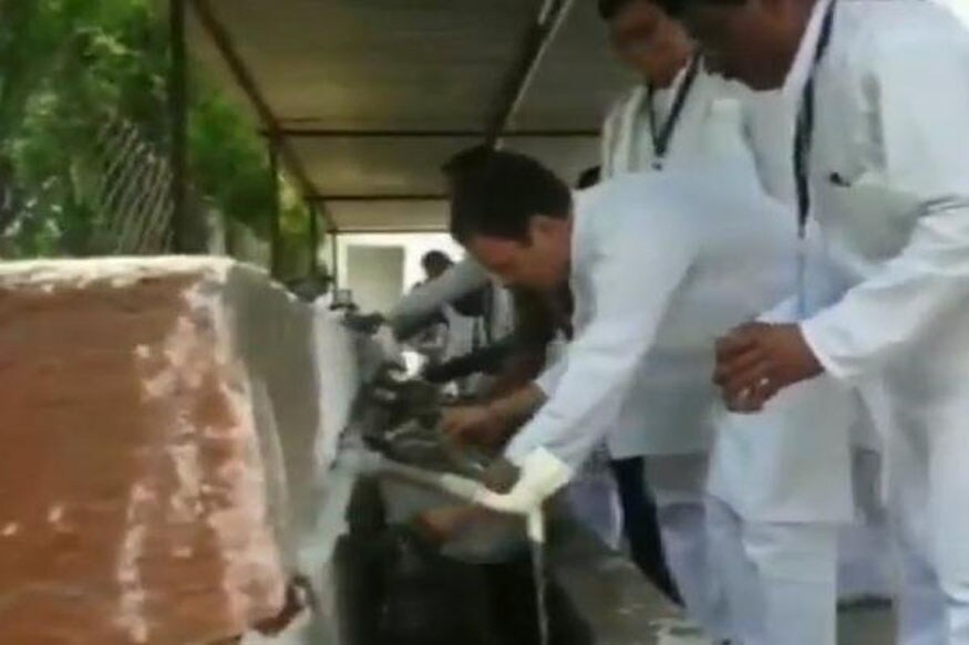 Rahul and Sonia Wash Plates After Meal in Sevagram Ashram on Gandhi Jayanti
