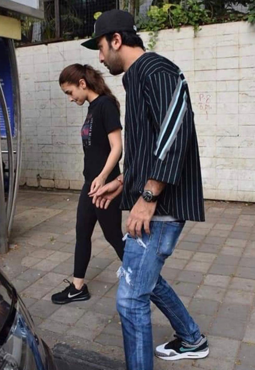 Celebs Spotted Injured Alia Visits A Doctor With Bf Ranbir Kapoor Photogallery doctor with bf ranbir kapoor