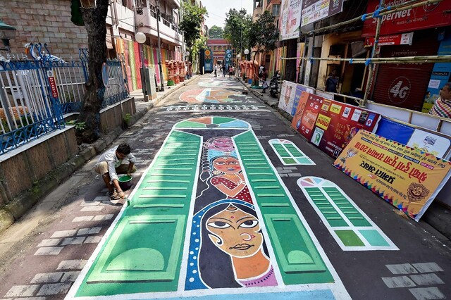 Street Art Outside Durga Puja Marquee Supports Sex Workers Rights In Kolkata News18 