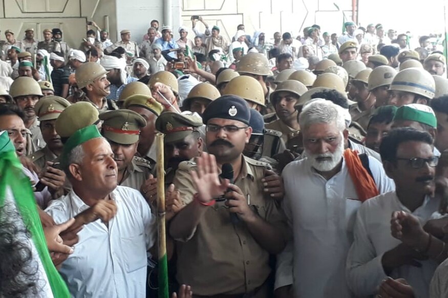 Kisan Kranti Yatra LIVE: Farmers Stage Sit-In at Delhi-UP Border After Clash With Cops, Run Out of Food & Water