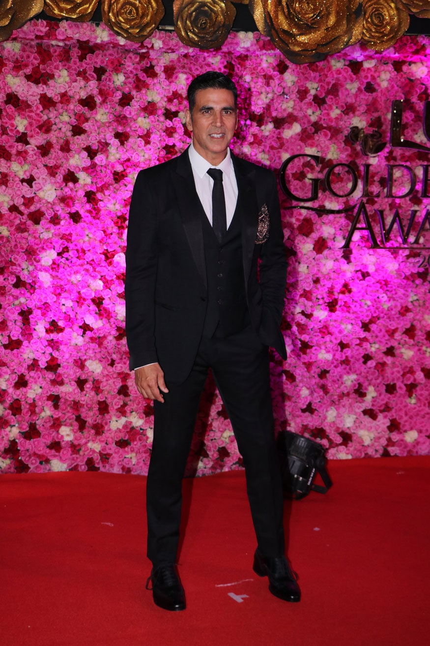 Akshay Kumar poses for the cameras at the Lux Golden Rose Awards 2018 in Mumbai. (Image: Viral Bhayani)