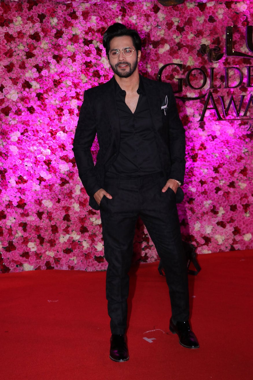 Varun Dhawan looks dapper in black at the Lux Golden Rose Awards 2018 in Mumbai. (Image: Viral Bhayani)