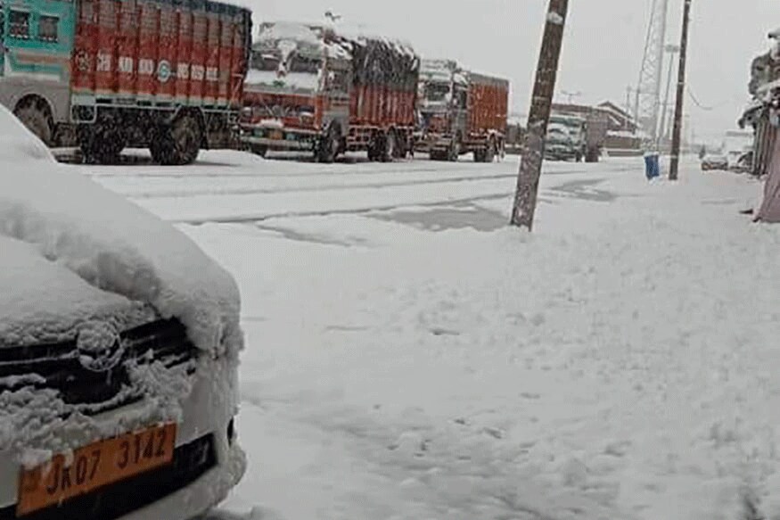 J&K Govt Evacuated 250 people, 82 Vehicles Stuck in Zojila Pass After Heavy Snowfall