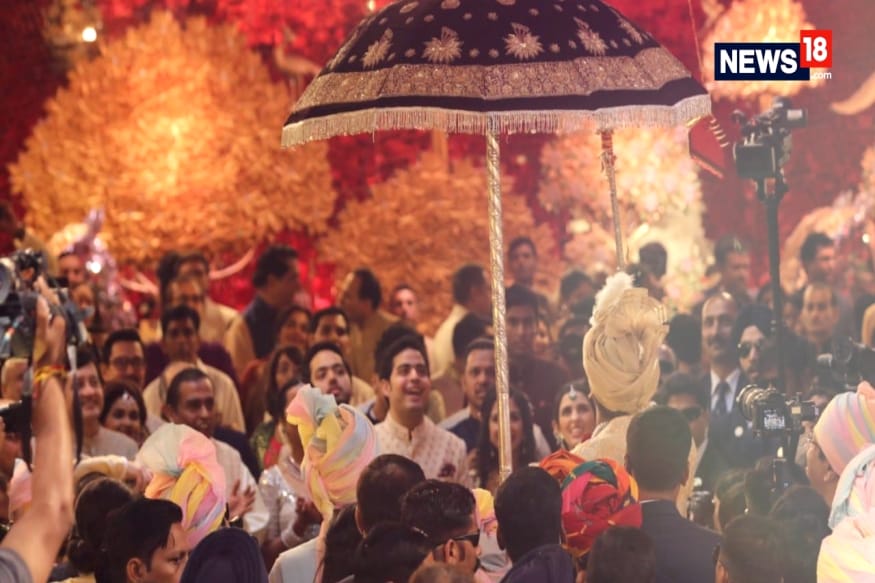 Isha Ambani-Anand Piramal Wedding: Antilla Decked Up to Welcome Guests Isha Ambani-Anand Piramal Wedding: Antilla Decked Up to Welcome Guests