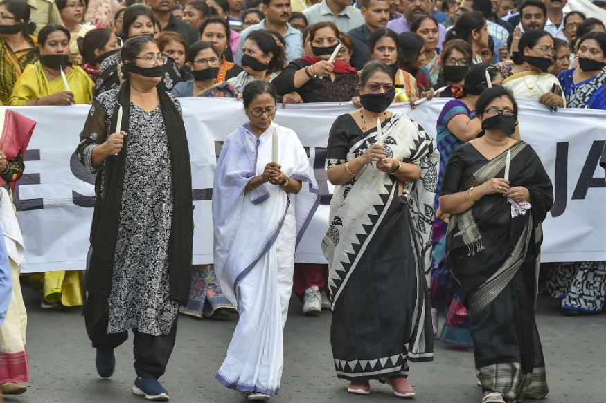 Mamata Banerjee Leads Candle Light March, Says Country Stands United by its Brave Jawans