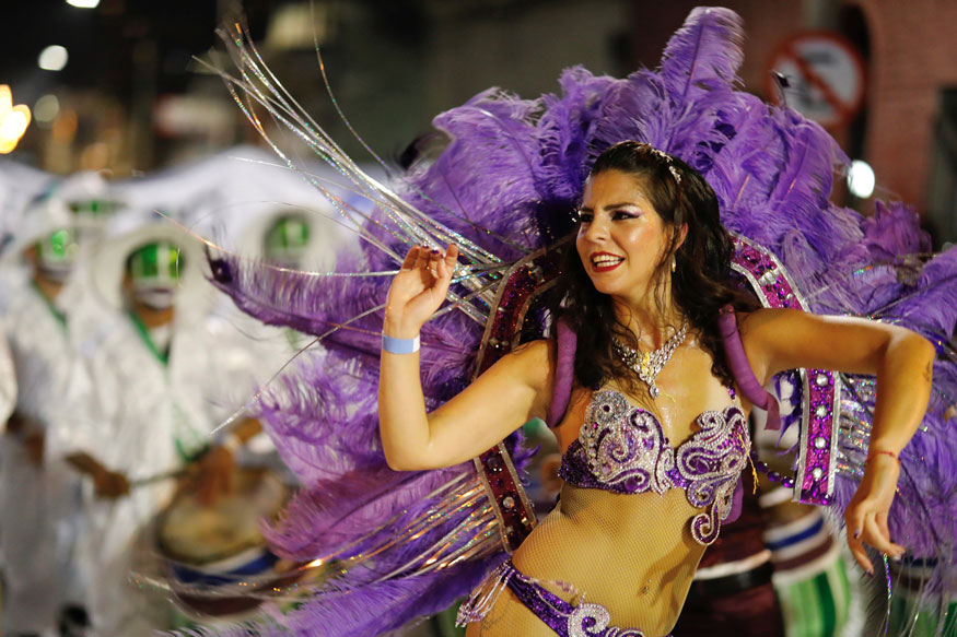 Танец карнавал. Карнавал в Монтевидео. Кандомбе уругвайский танец. Карнавал в Уругвае. Латиноамериканский карнавал.