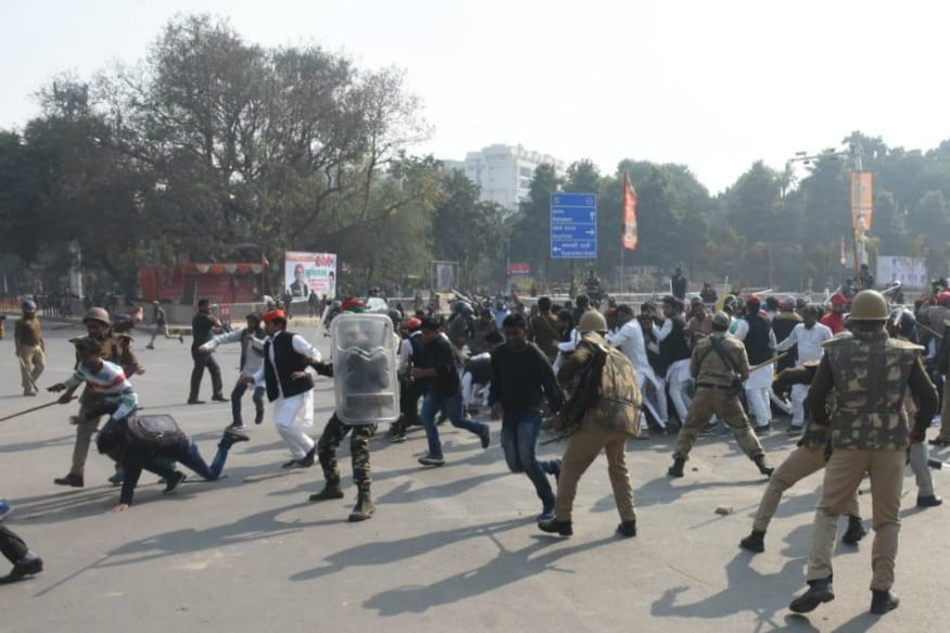 SP Leaders Lathicharged by Prayagraj Police During Protest Over No-Entry for Akhilesh Yadav