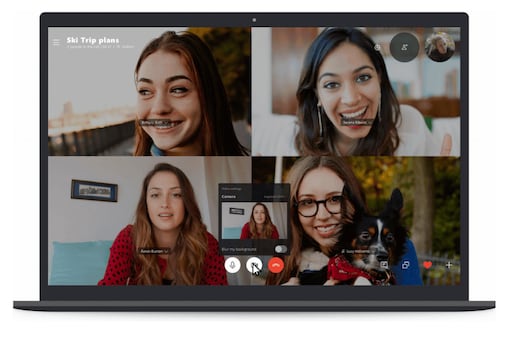 Skype: Đừng bỏ lỡ tính năng mờ nền mới nhất của Skype! Giờ đây, bạn hoàn toàn có thể tập trung hoàn toàn vào cuộc trò chuyện với tính năng Mờ nền. Tất cả những gì xung quanh bạn sẽ được mờ đi, tạo nên một không gian riêng tư và chuyên nghiệp. Click ngay để khám phá tất cả về tính năng Mờ nền trên Skype. (Translation: Don\'t miss out on Skype\'s latest Background Blur feature! Now, you can fully concentrate on your conversation with this feature. Everything around you will be blurred, creating a private and professional atmosphere. Click now to discover all about the Background Blur feature on Skype.) 