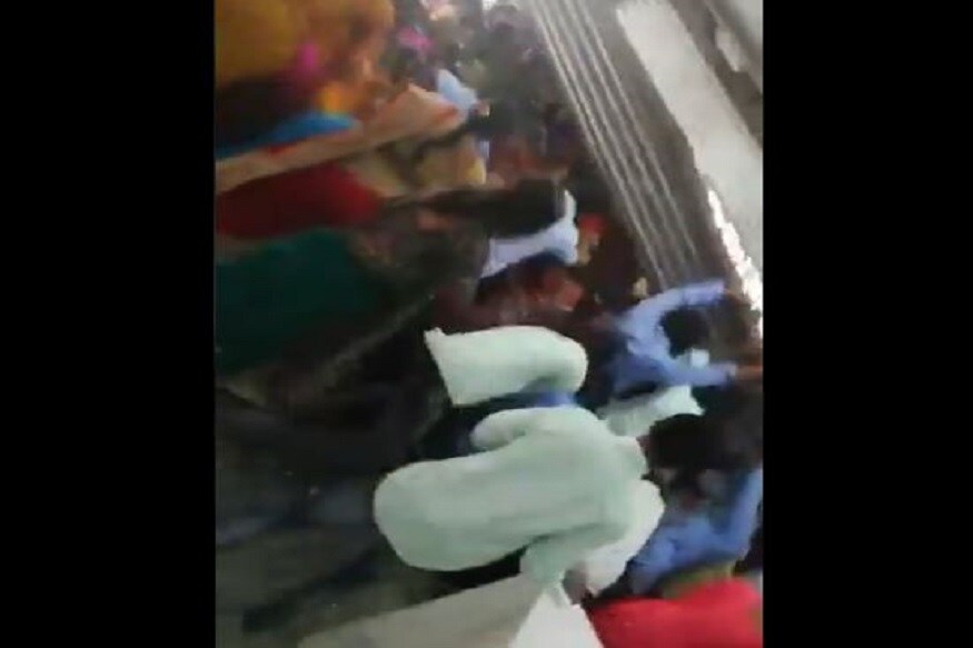 Telangana Mall Offers Sarees at Rs 10, Leads to Stampede as Thousands Rush to Avail Discount ​