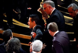  91st Academy Awards - Oscars Show - Hollywood, Los Angeles, California, U.S., February 24, 2019. Best Actor winner Rami Malek is here to help you down the stairs on the stage. REUTERS / Mike Blake TPX IMAGES OF THE DAY 