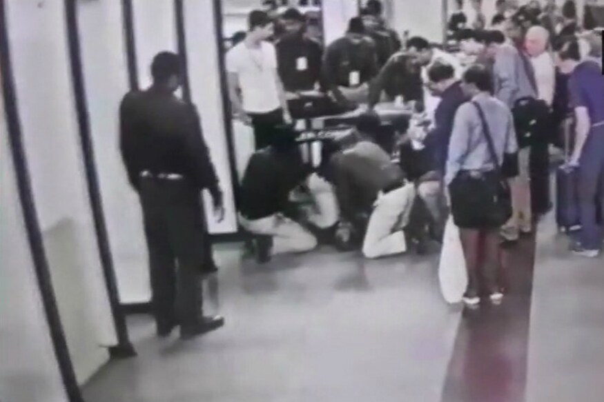 Passenger Suffers Cardiac Arrest at Varanasi Airport, CISF Official Saves Him with CPR