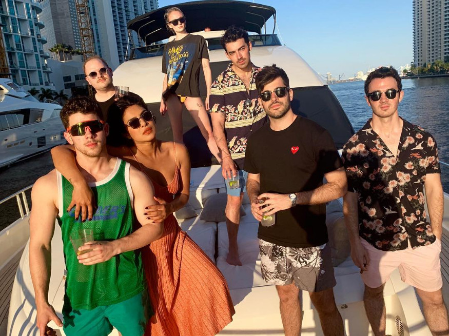  Priyanka Chopra holidaying with her husband Nick Jonas and his family members. (Image: Instagram)