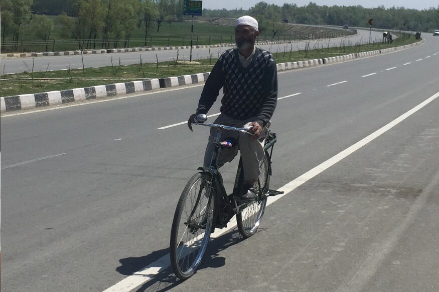 My Husband Is Dying, Have to Wait For Authorities to Let Us Use the Highway, Says Elderly Woman