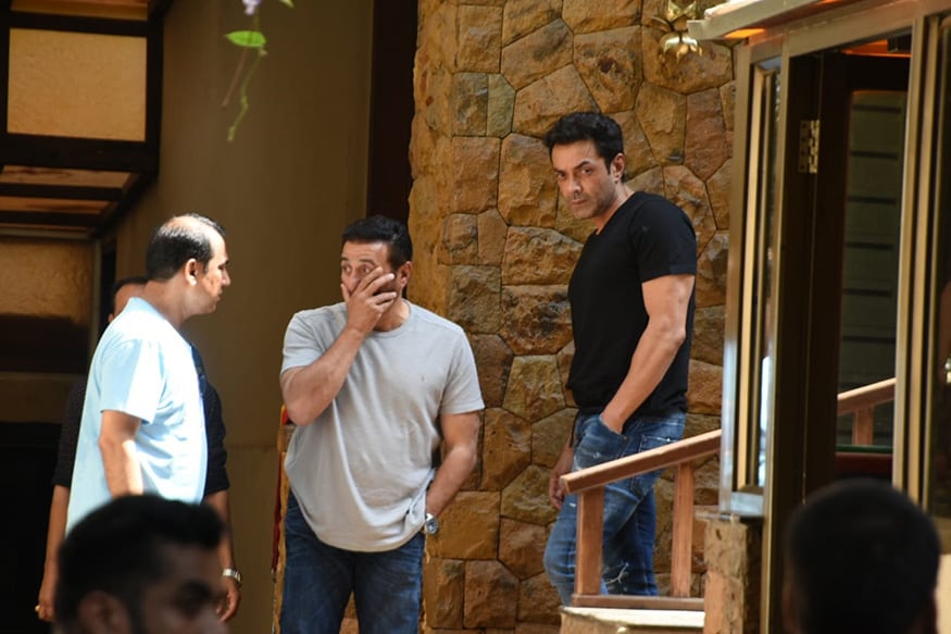 875px x 583px - Shah Rukh Khan, Sunny Deol Arrive at Ajay Devgn's House to Pay ...