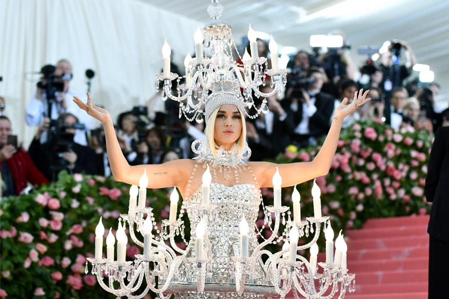 Katy Perry Lights Up 2019 Met Gala Dressed as a Chandelier; See Pics ...