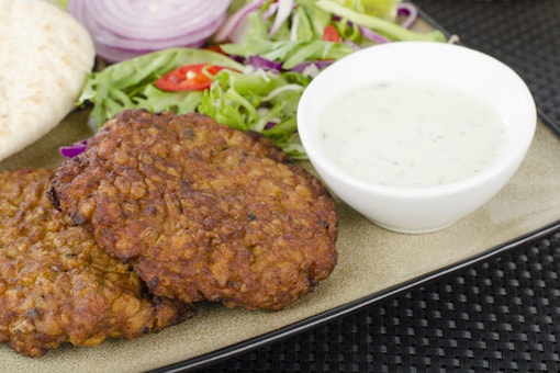 Galouti Kebab: Kebabs are every non-vegetarian’s first choice. Galouti Kebab is soft and tender, minced meat which is cooked in Awadhi style. The special and flavorsome kebab are perfect for the celebrations of Eid.