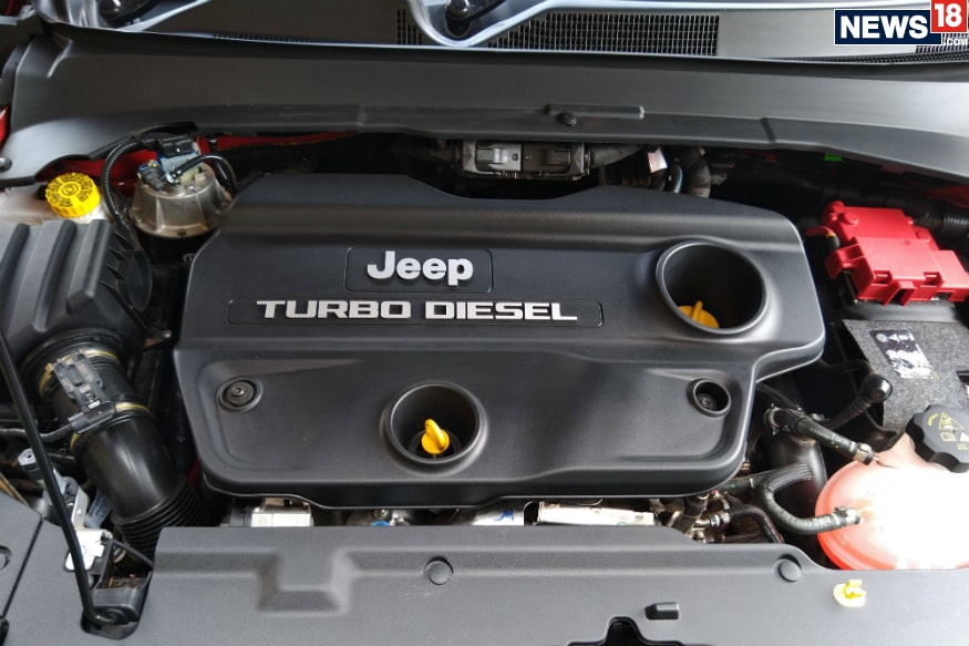 Двигатель джип компас. АКБ Jeep Compass 2013. АКБ на джип компас 2.4. Джип компас 2013 год аккумулятор 2.4. Jeep Compass двигатель 2.0.