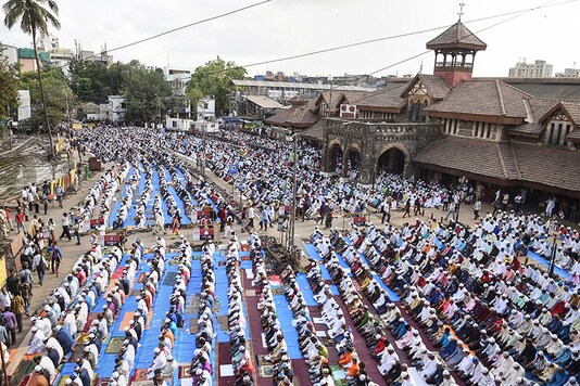 Muslim devotees offer 'namaz'  on the occasion of Eid-ul-Fitr, in Mumbai. (Image: PTI)