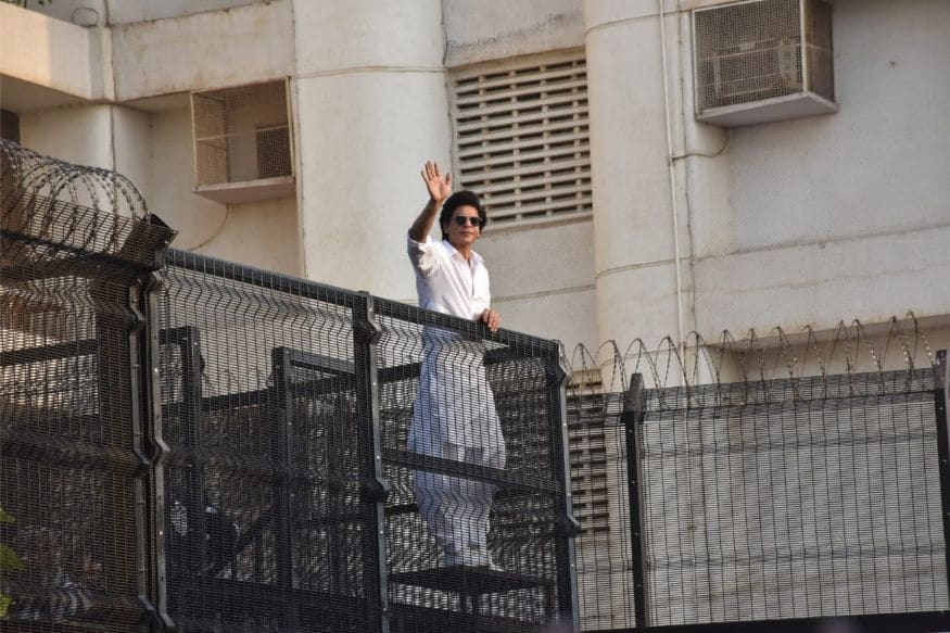 Eid al-Fitr 2019: Shah Rukh Khan Greets Fans Outside Mannat on Eid - News18