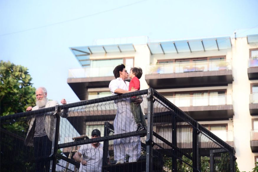 Eid al-Fitr 2019: Shah Rukh Khan Greets Fans Outside Mannat on Eid - News18