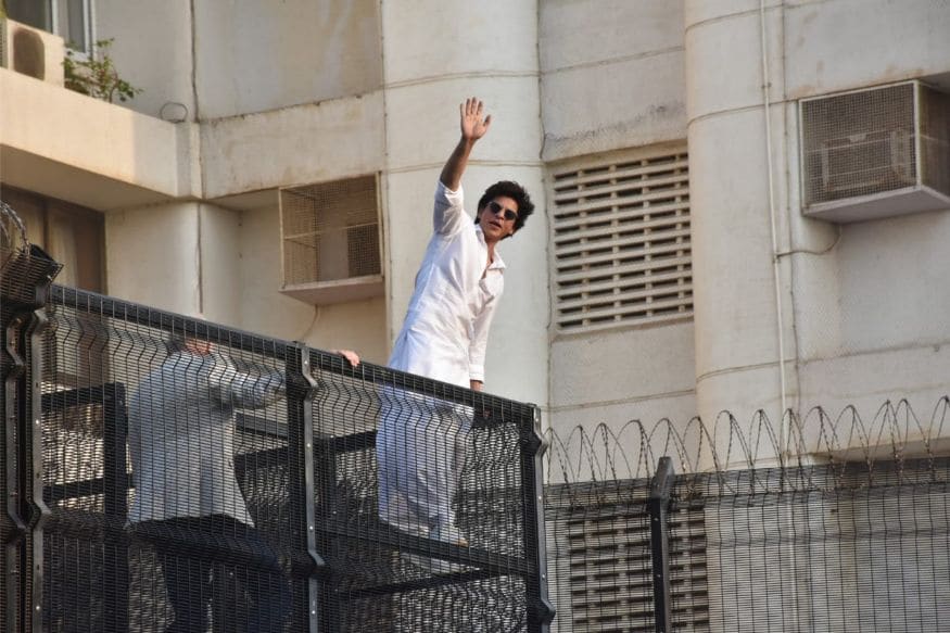 Eid al-Fitr 2019: Shah Rukh Khan Greets Fans Outside Mannat on Eid - News18