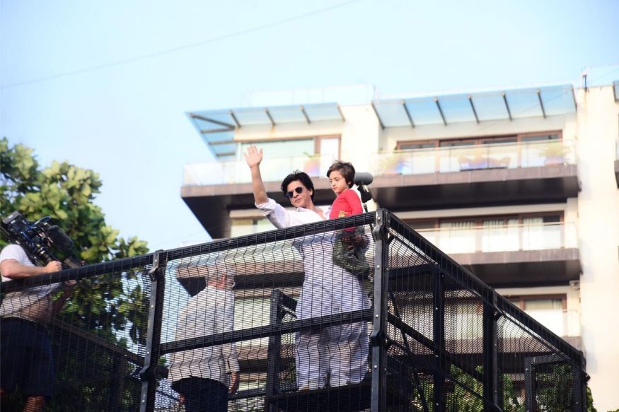Eid al-Fitr 2019: Shah Rukh Khan Greets Fans Outside Mannat on Eid - News18
